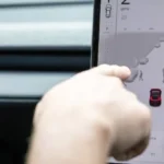 تسلا تعلن عن حملة لتعطيل القيادة الذاتية لصدّ الاختراقات