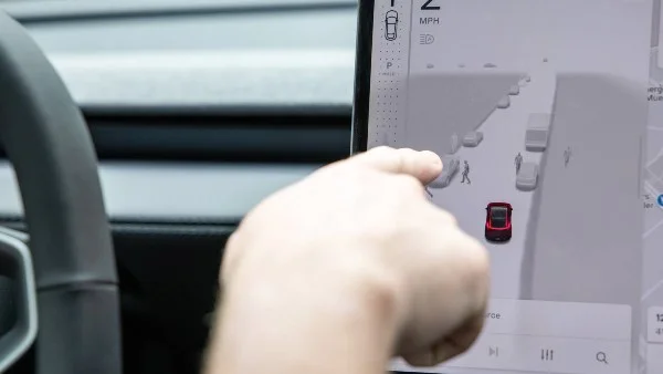 تسلا تعلن عن حملة لتعطيل القيادة الذاتية لصدّ الاختراقات