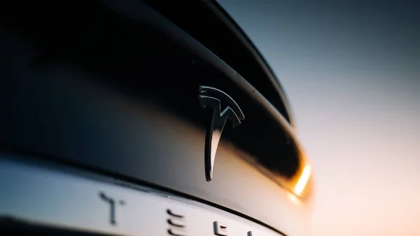 تسلا تخطط لإنتاج سيارة كهربائية بأسعار معقولة