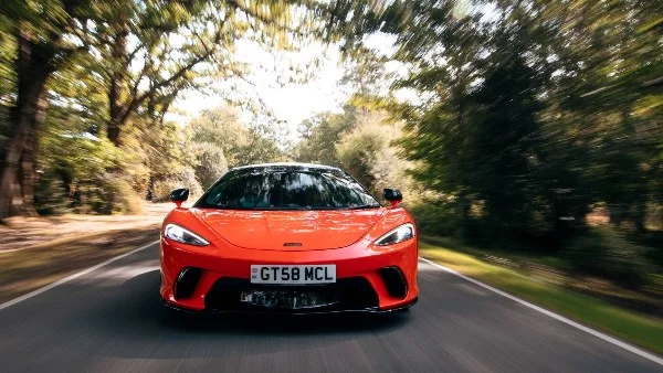 ماكلارين تطلق سيارة SUV جديدة مع محرك هجيني