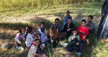 أطفال إسنا يحتفلون بشم النسيم بفرحة وألوان