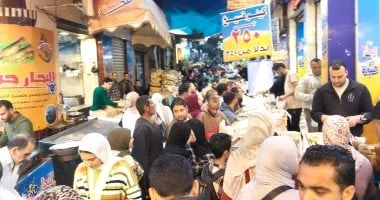 توافد المواطنين على سوق الفسيخ في دمنهور