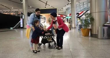 مطار القاهرة يحتفل بأعياد الربيع مع الركاب