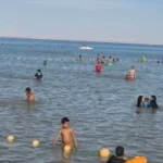 رجال إنقاذ في رأس البر لضمان سلامة رواد الشواطئ