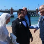 محافظ الإسكندرية يحتفل مع العروسين بشاطئ ستانلي