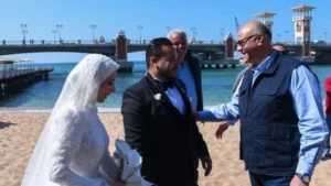 محافظ الإسكندرية يحتفل مع العروسين بشاطئ ستانلي