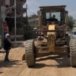 بدء رصف وتطوير طريق أم دينار في منشأة القناطر