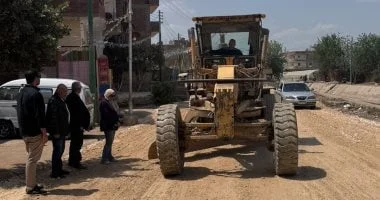 بدء رصف وتطوير طريق أم دينار في منشأة القناطر