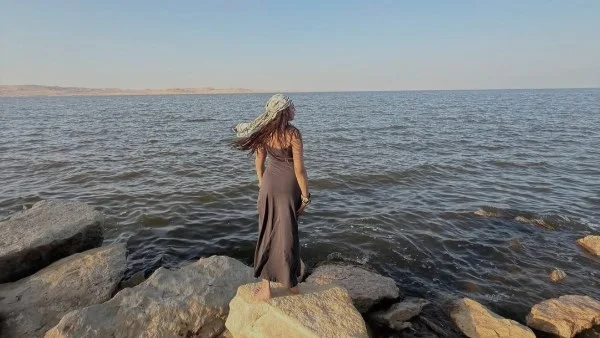 ناهد السباعي تأسر جمهورها بإطلالة صيفية أنيقة