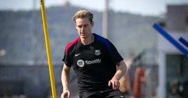 دي يونج يقترب من تحقيق رقم تاريخي مع برشلونة