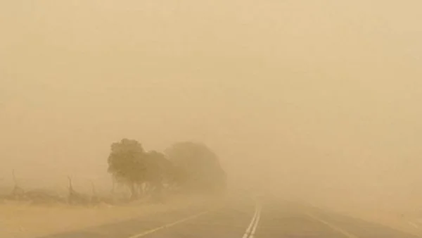 تحذيرات من شبورة وعواصف رملية في مصر