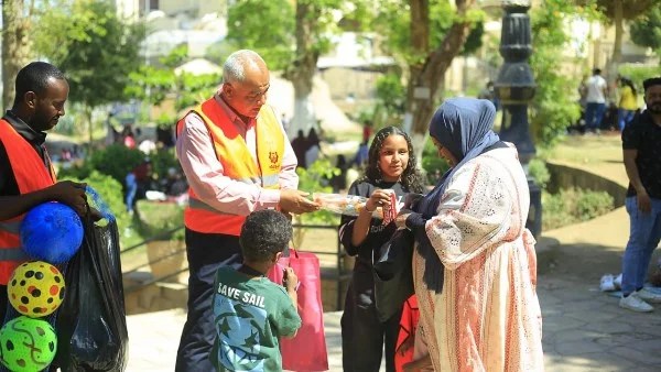 أسوان تحتفل بأعياد الربيع بتوزيع البالونات والورود