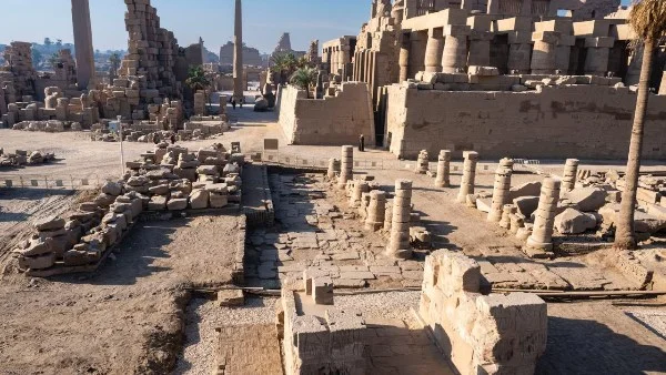 لوحة للإمبراطور تيبيريوس تكشف أثناء ترميم الكرنك