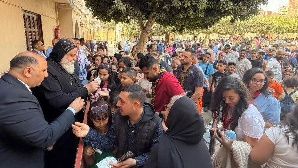 الأنبا ميخائيل يستقبل المهنئين بعيد القيامة