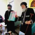 الأنبا مينا يحتفل بعيد القيامة مع البابا تواضروس