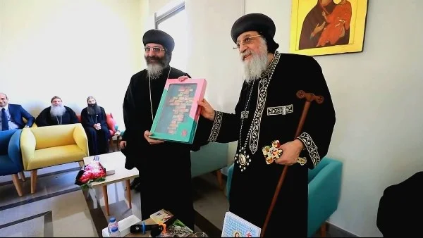 الأنبا مينا يحتفل بعيد القيامة مع البابا تواضروس