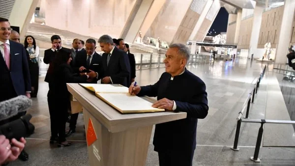 رئيس جمهورية تتارستان يزور المتحف المصري الكبير