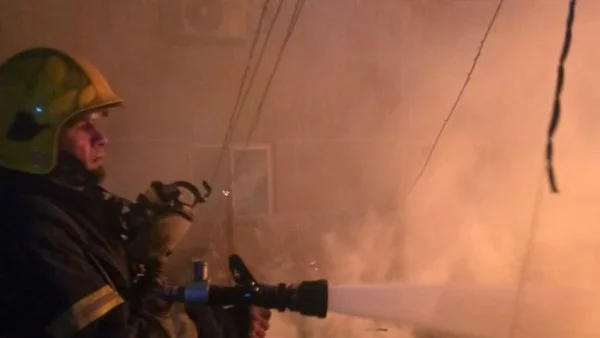 حريق ضخم بمصنع ملابس في الزاوية الحمراء