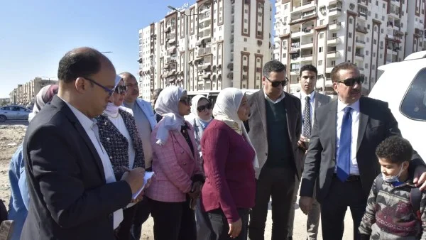 محافظ بورسعيد يتفقد إزالة الرتش في حي الزهور