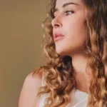 عائشة بن أحمد تخطف الأنظار بفستان أبيض