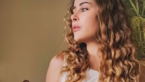 عائشة بن أحمد تخطف الأنظار بفستان أبيض