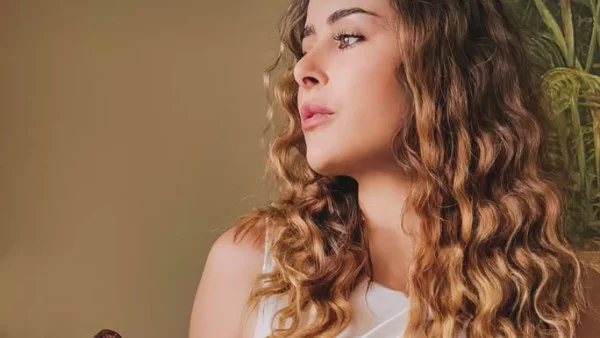 عائشة بن أحمد تخطف الأنظار بفستان أبيض