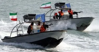 واشنطن تهدد باستهداف زوارق الحرس الثوري الإيراني