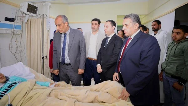 محافظ كفر الشيخ يزور الفتيات المصابات في حادث سير