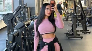 مي القاضي تكشف عن رشاقتها وتعالج شائعة عمرها