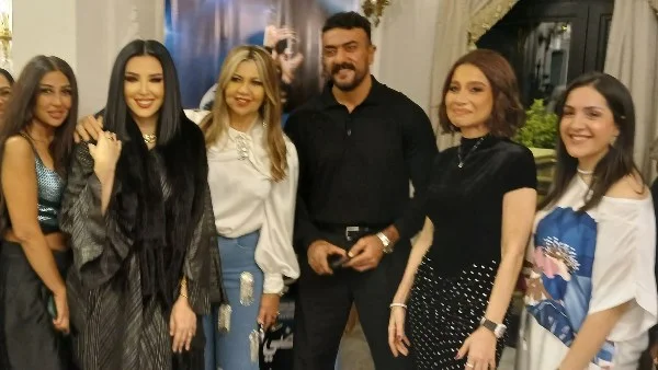 بسمة وهبة تحتفل بعيد ميلادها مع أصدقائها