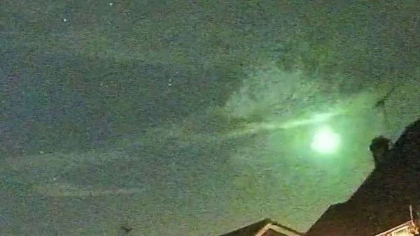 كرة نارية خضراء تثير القلق في سماء بريطانيا