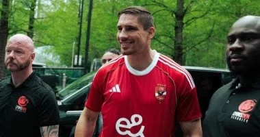 ريكو فيرهوفن بطل الكيك بوكسينج يظهر بقميص الأهلي