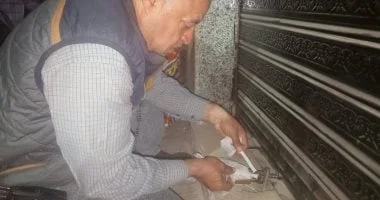 تشميع 27 محلًا مخالفًا في أسيوط لضبط مواعيد الغلق