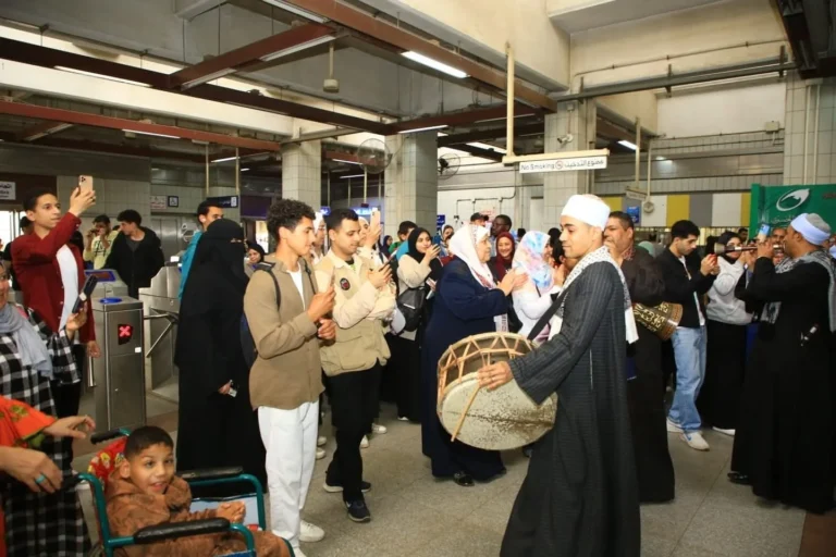 مترو جامعة القاهرة يتحول إلى ساحة فنية للتراث المصري