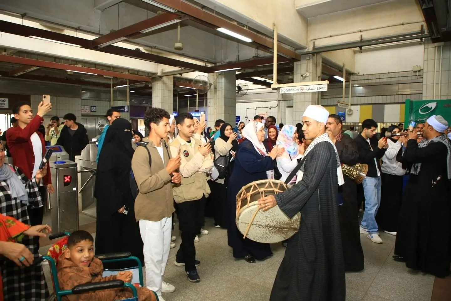 مترو جامعة القاهرة يتحول إلى ساحة فنية للتراث المصري