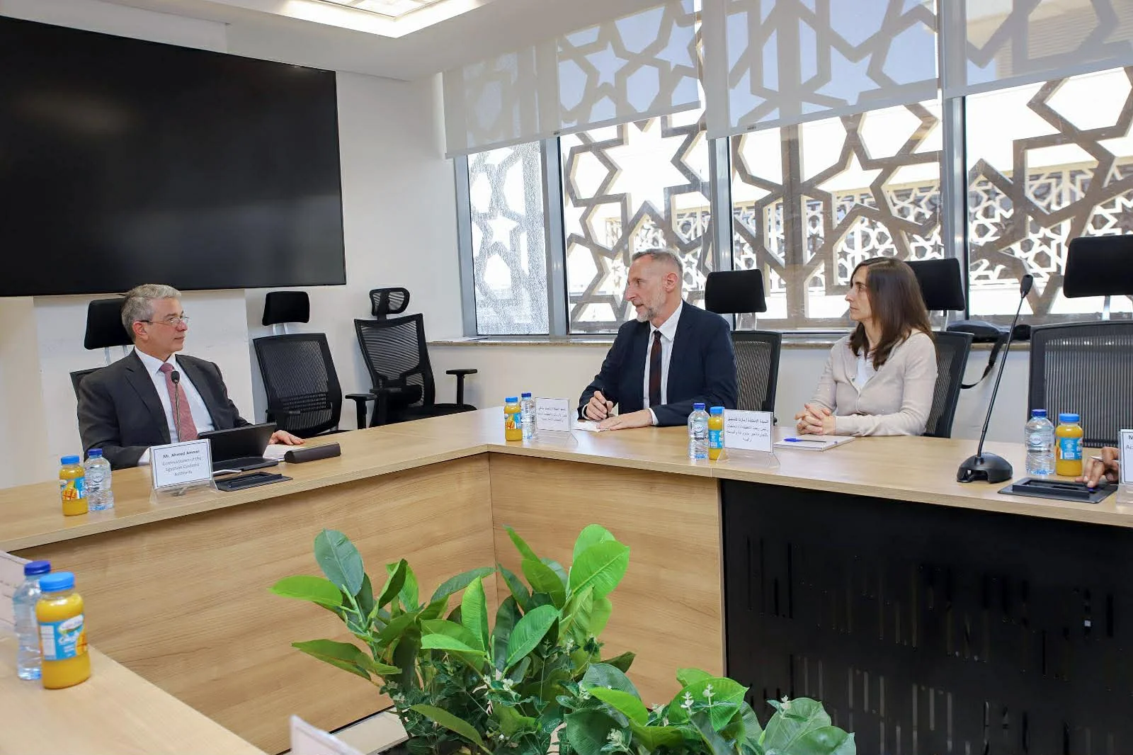 تعزيز التعاون مع OLAF لمكافحة التجارة غير المشروعة