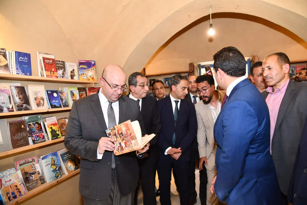 محافظ الفيوم يتفقد معرض "أيادي مصر" للحرف اليدوية