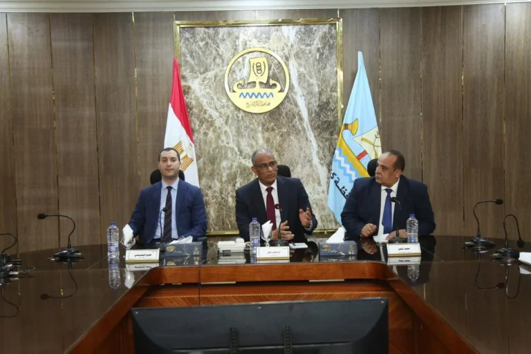 محافظ كفر الشيخ يناقش ملفات حيوية لتطوير المحافظة