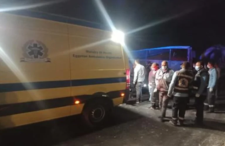 انقلاب ميكروباص بالبحيرة يُسفر عن 9 إصابات