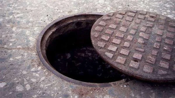 انتشال جثة في بالوعة صرف صحي بالعاشر من رمضان