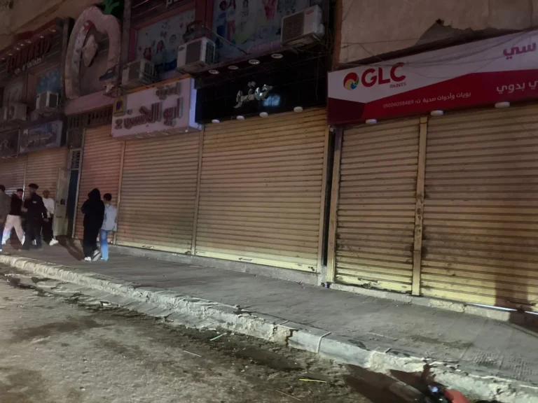 مداهمات أمنية تفضح مخالفات مواعيد غلق المحال