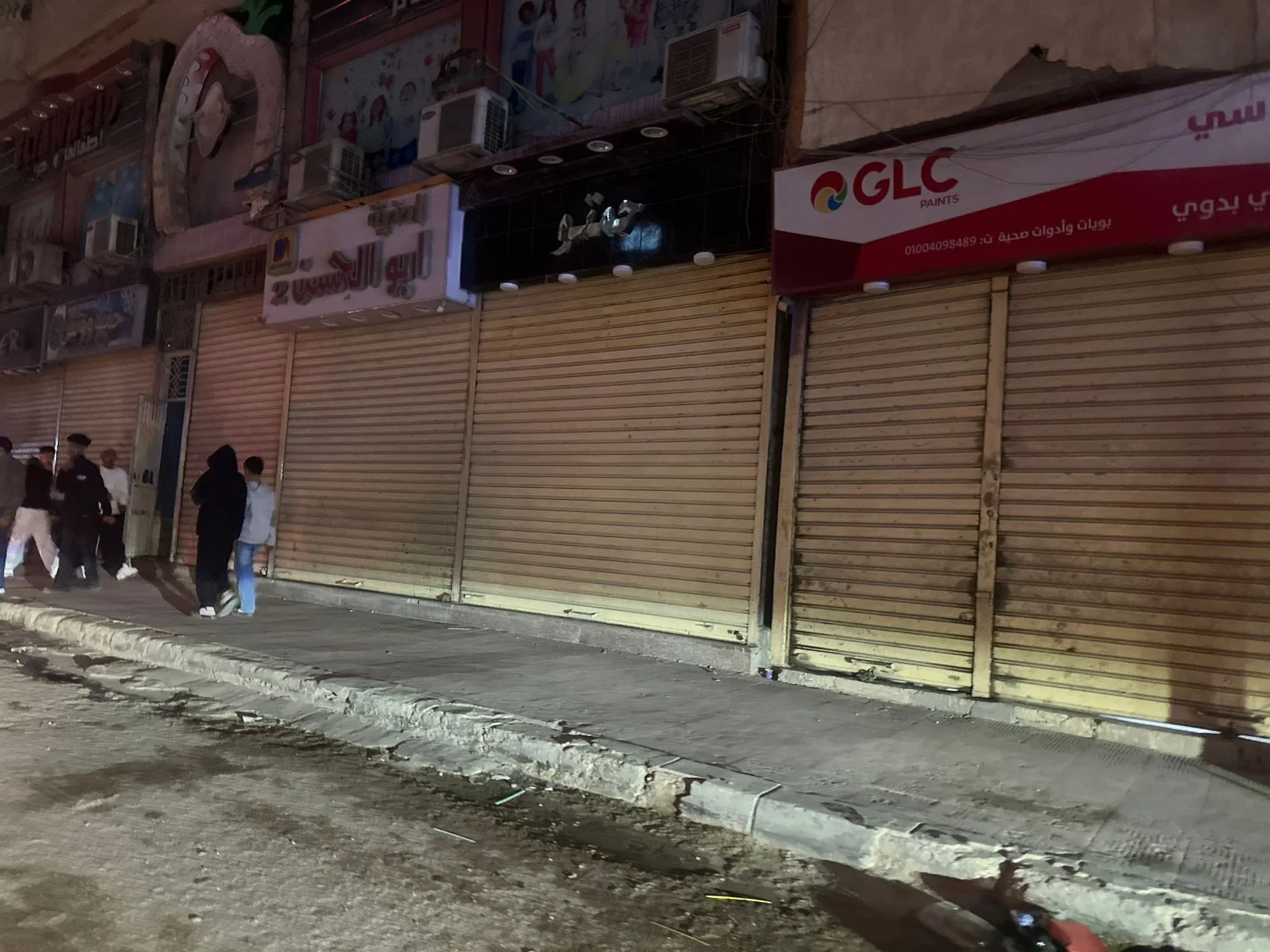 مداهمات أمنية تفضح مخالفات مواعيد غلق المحال