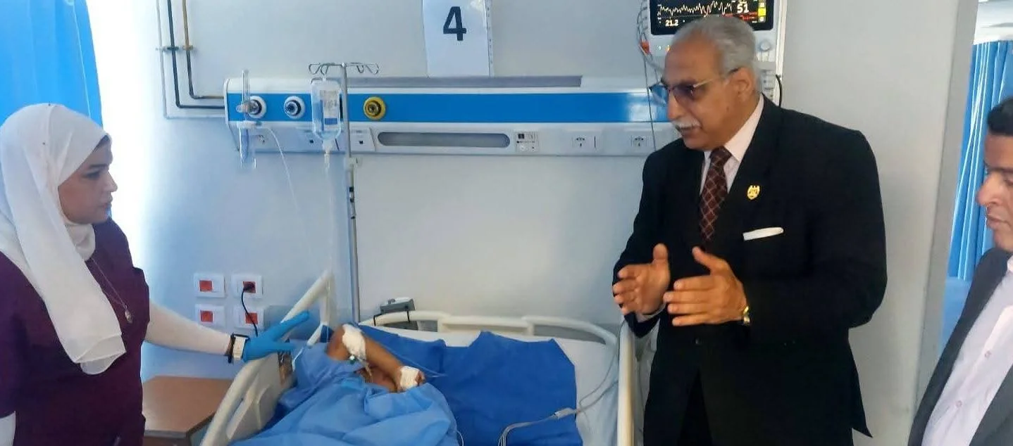 مدير تعليم البحر الأحمر يتفقد حالة طالب مصاب بحادث مروري