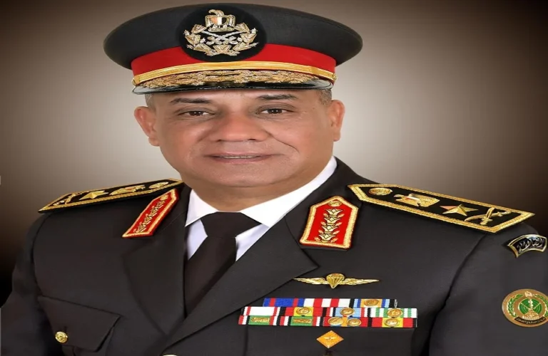 وزير الدفاع يلتقي دارسي الأكاديمية العسكرية العليا