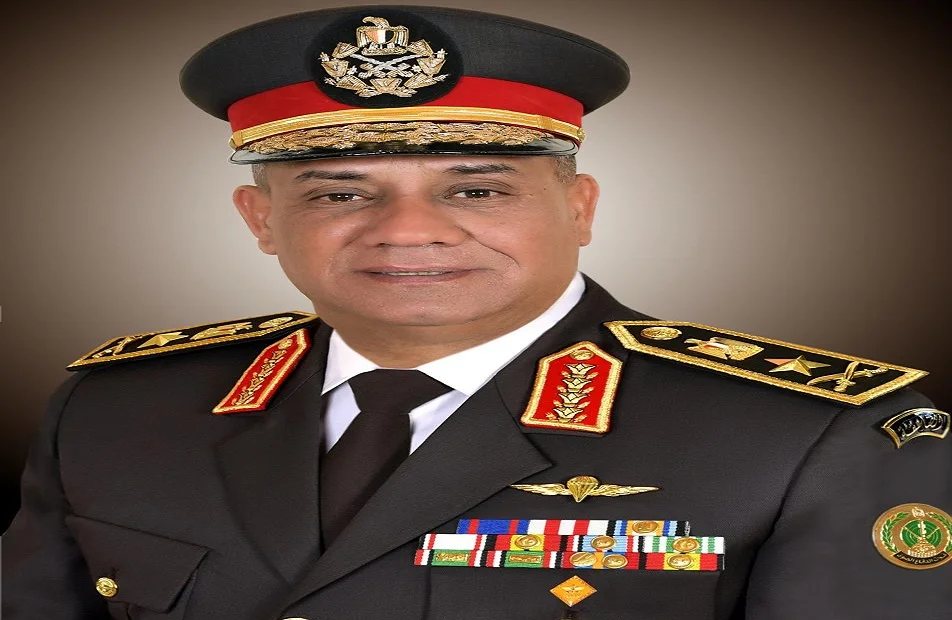 وزير الدفاع يلتقي دارسي الأكاديمية العسكرية العليا