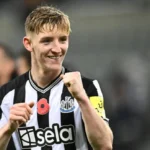 نيوكاسل يحدد سعر أنتوني جوردون في الصيف