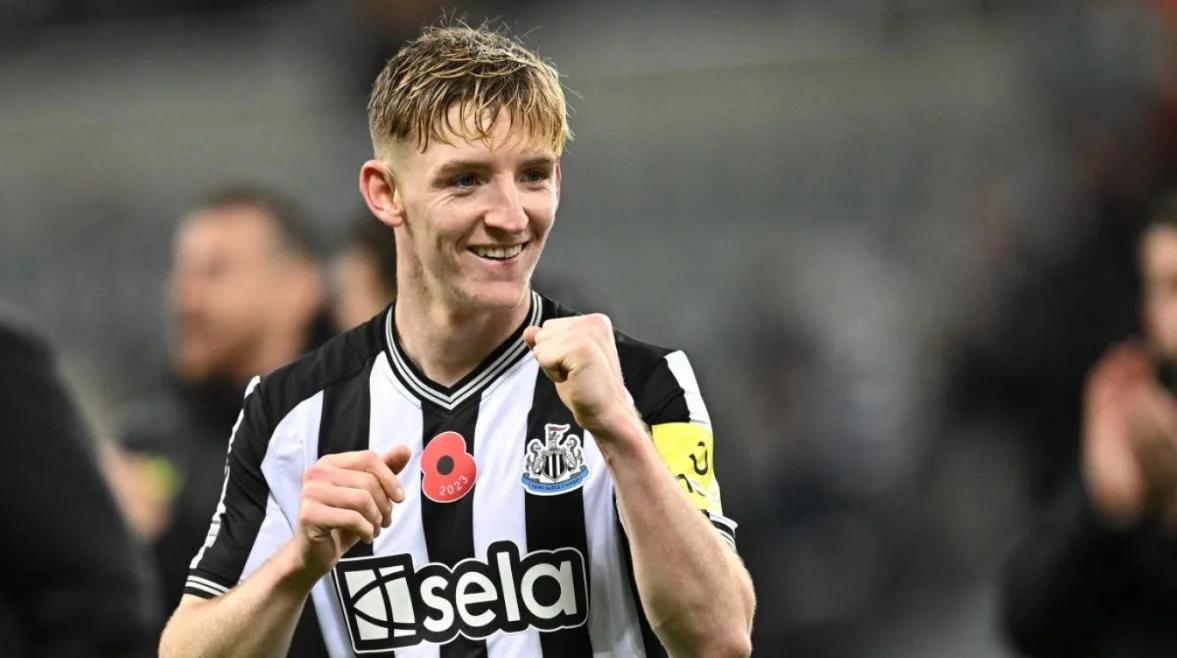 نيوكاسل يحدد سعر أنتوني جوردون في الصيف