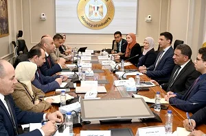 وزير الصناعة يؤكد دور وزارة العمل في دعم القطاع الصناعي