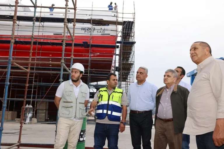 الفريق أسامة ربيع يتفقد أعمال بناء قاطرات "عزم" وسفن الصيد "رزق"