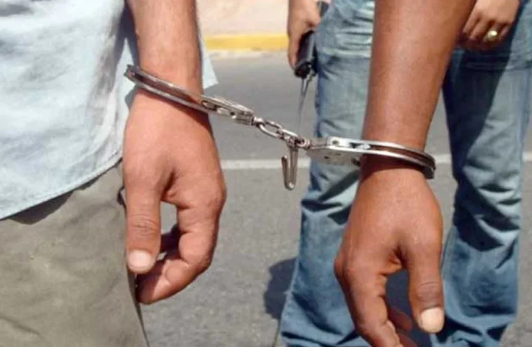 حبس سائق ميكروباص هدد راكبًا بسلاح أبيض في القاهرة